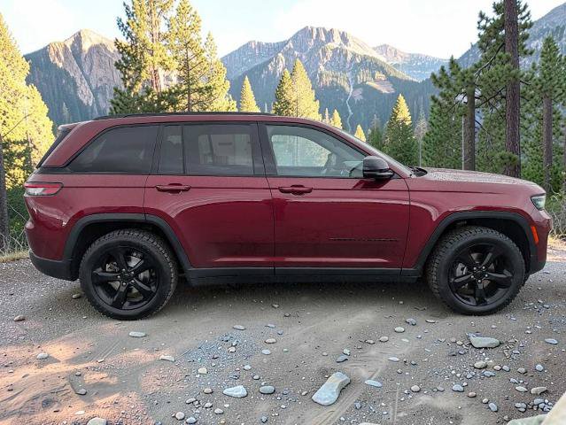 Used 2023 Jeep Grand Cherokee Altitude AWD/4WD image 7