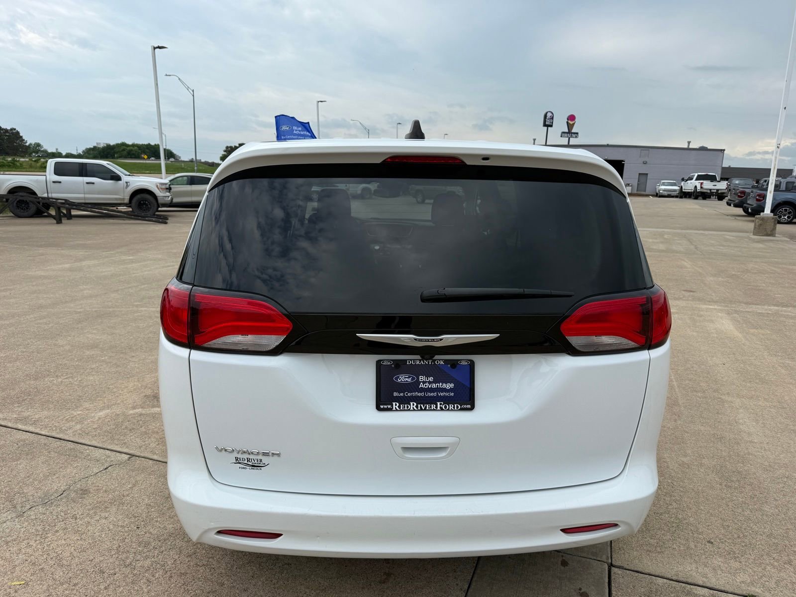 Used 2023 Chrysler Voyager LX FWD image 6