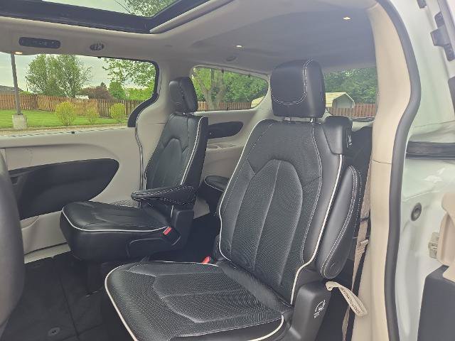Used 2023 Chrysler Pacifica Limited AWD/4WD image 17