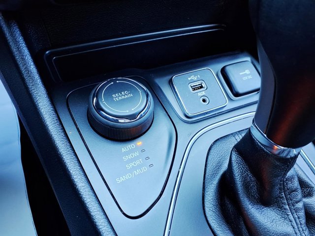 Used 2021 Jeep Cherokee Latitude Lux w/ Comfort/Convenience Group image 25