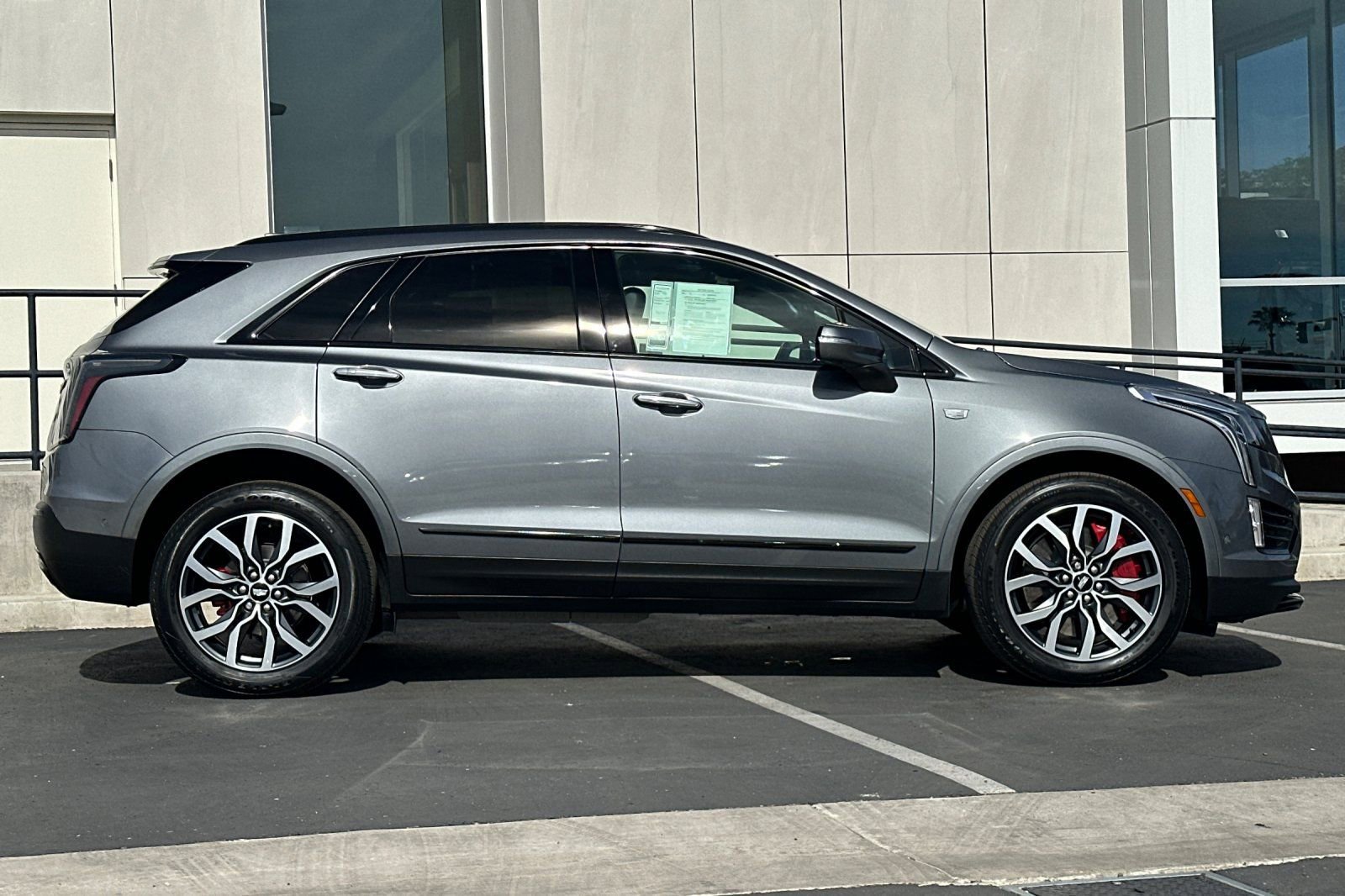 Used 2022 Cadillac XT5 Sportv w/ LPO, ONYX Package AWD/4WD image 2