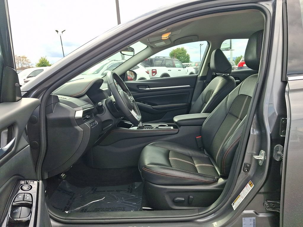 Used 2025 Nissan Altima 2.5 SR FWD image 13