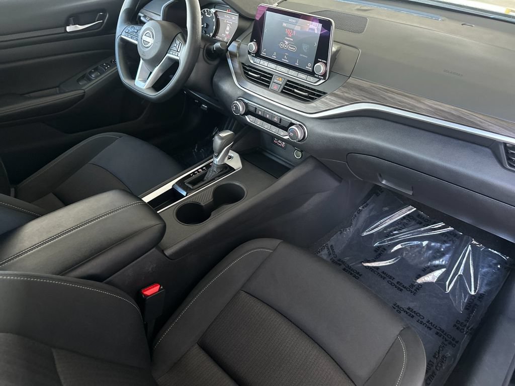 Used 2025 Nissan Altima 2.5 SV FWD image 14