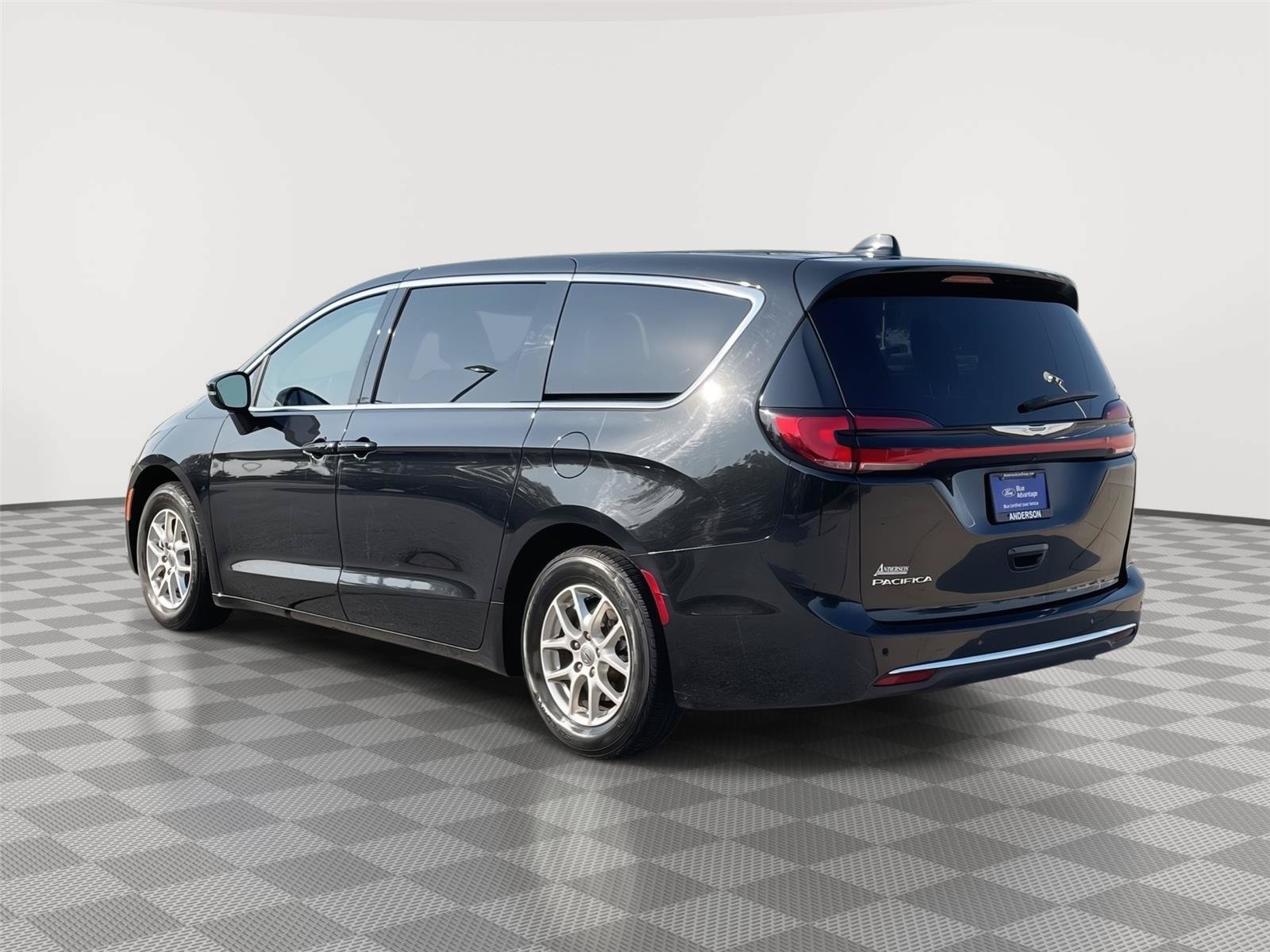 Used 2023 Chrysler Pacifica Touring-L FWD image 9
