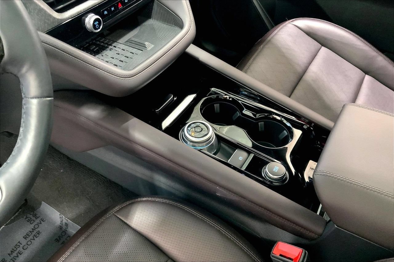 Certified 2025 Ford Explorer Platinum RWD image 17