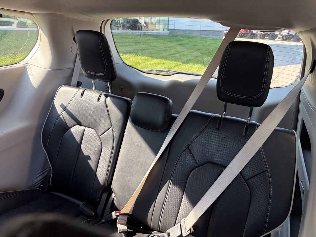 Used 2024 Chrysler Pacifica Limited FWD image 14
