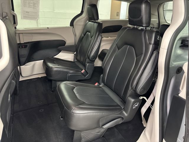 Used 2023 Chrysler Pacifica Touring-L image 12
