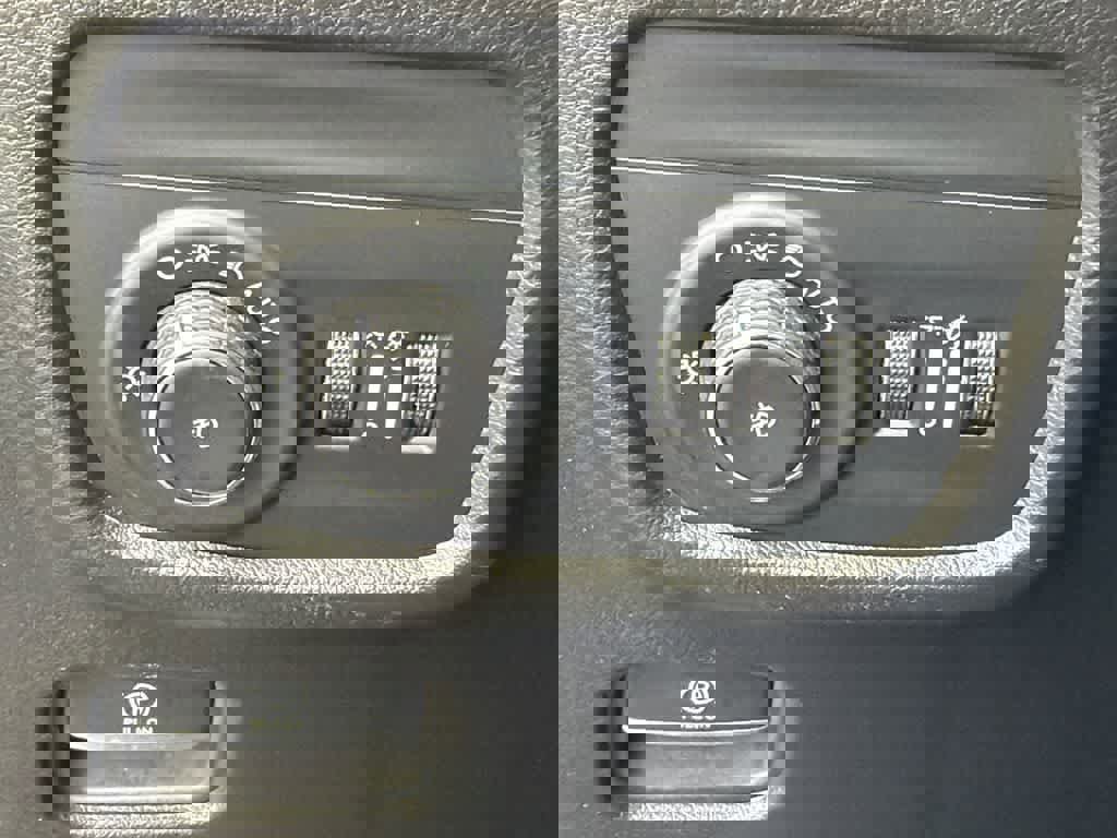 Used 2023 Jeep Grand Cherokee Summit w/ Luxury Tech Group V image 34