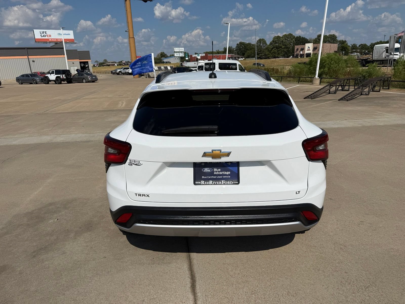 Used 2025 Chevrolet Trax LT FWD image 6