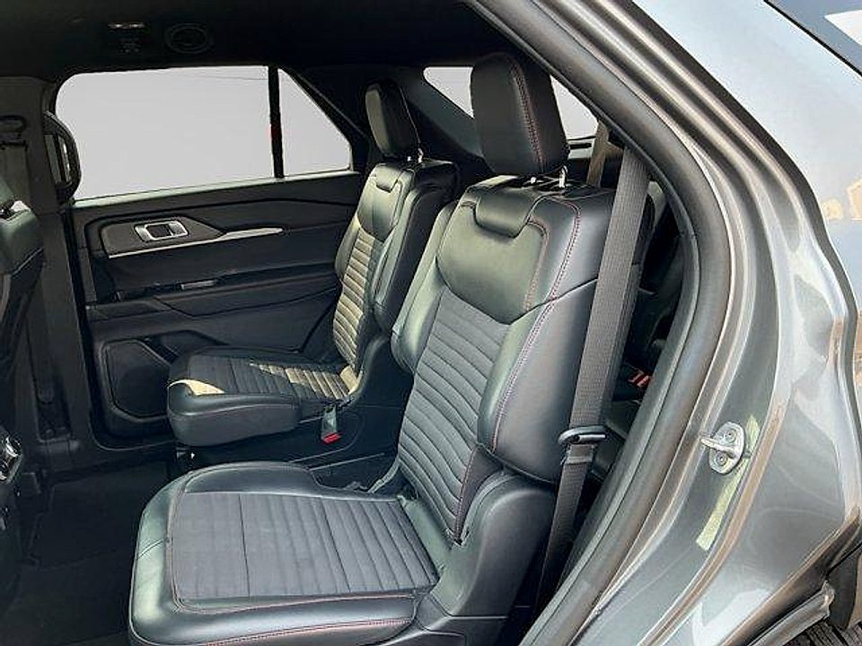 Certified 2025 Ford Explorer ST-Line AWD/4WD image 13