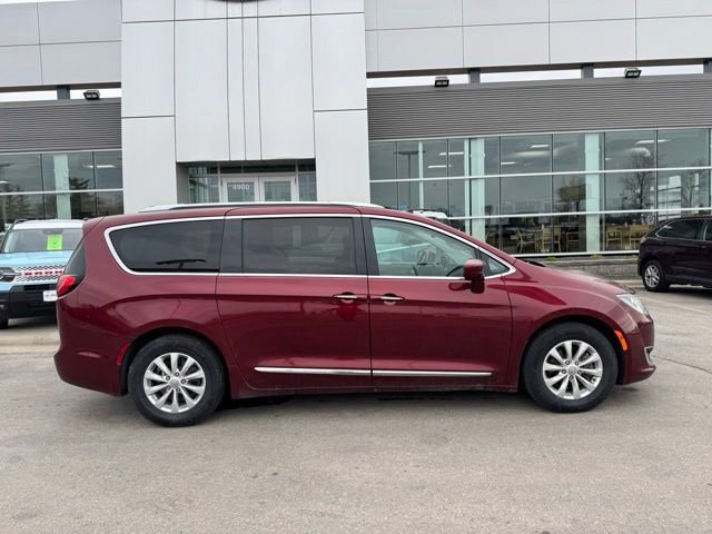 Used 2018 Chrysler Pacifica Touring-L Plus FWD image 4