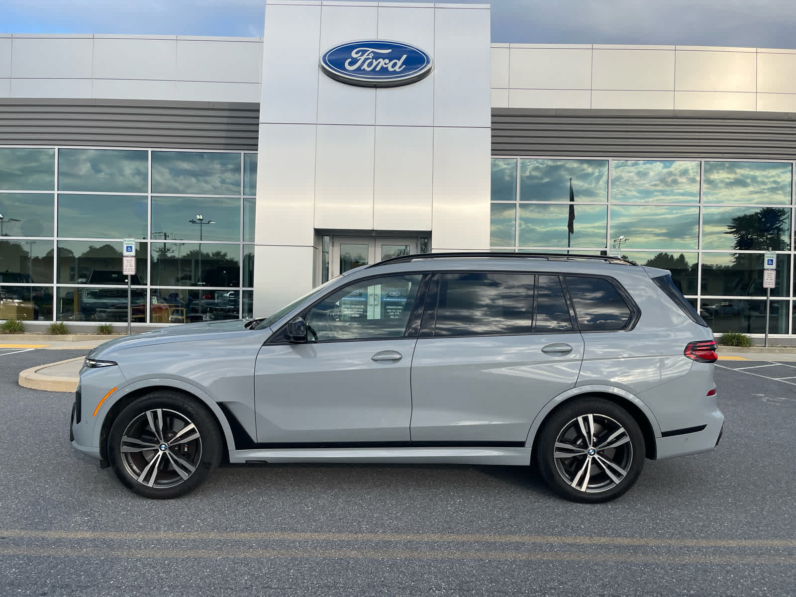 Used 2025 BMW X7 M60i AWD/4WD image 1