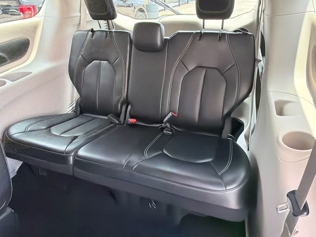 Used 2023 Chrysler Pacifica Touring-L FWD image 18