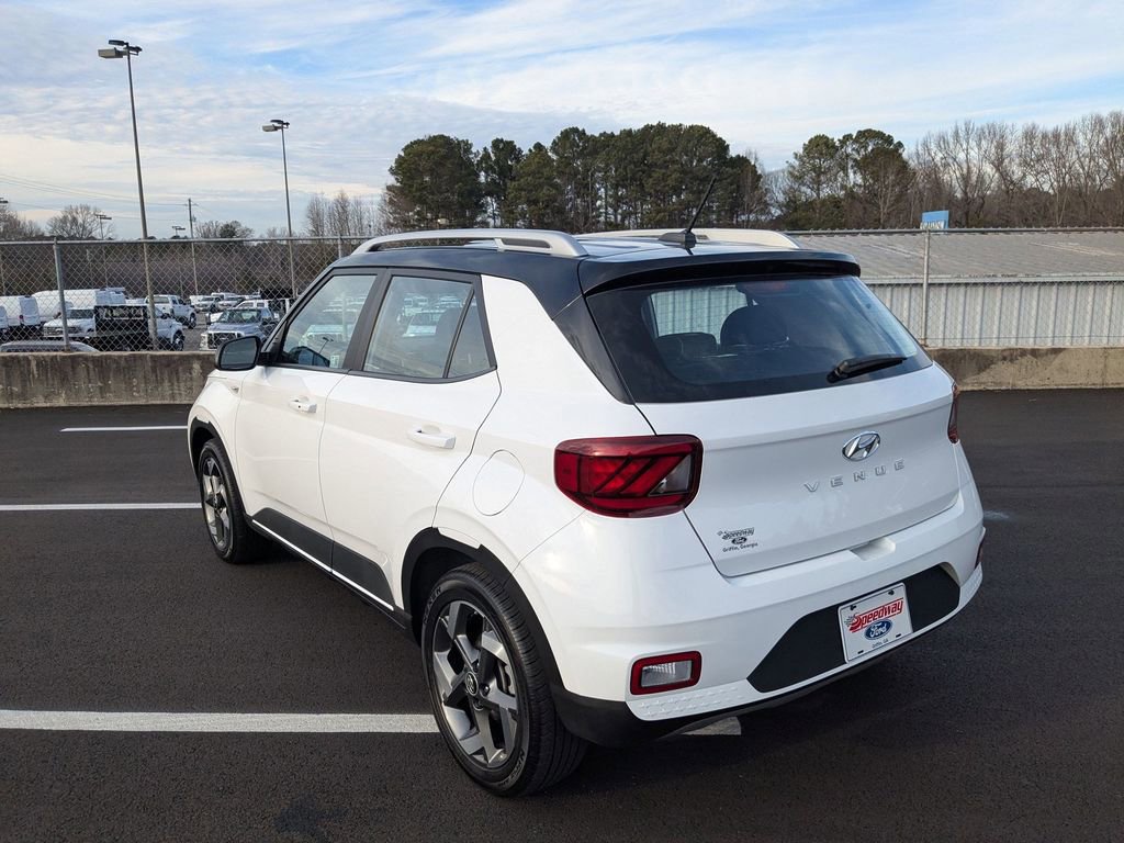 Used 2025 Hyundai Venue Limited image 4