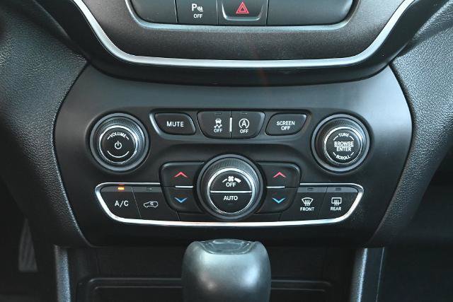Used 2019 Jeep Cherokee Trailhawk w/ Comfort/Convenience Group AWD/4WD image 28
