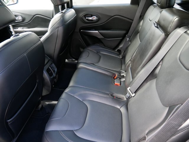 Used 2019 Jeep Cherokee Limited w/ Luxury Group AWD/4WD image 12