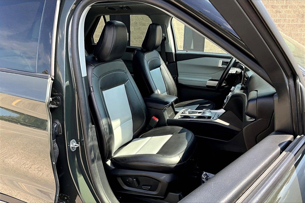 Certified 2022 Ford Explorer XLT w/ Equipment Group 202A image 7