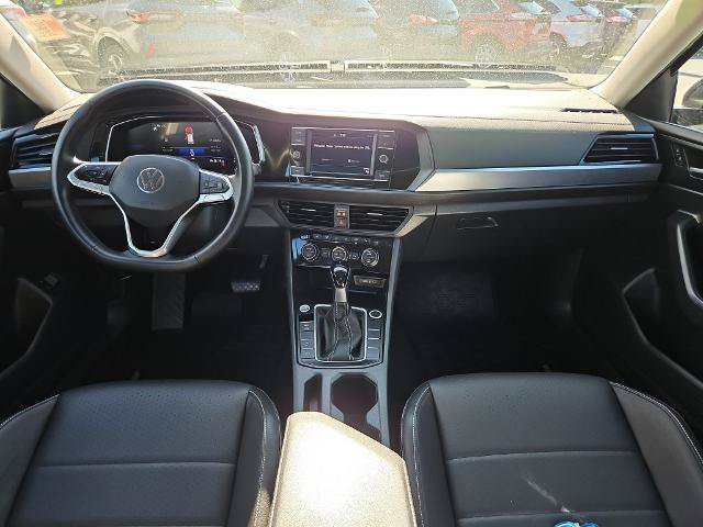 Used 2024 Volkswagen Jetta SE w/ Panoramic Sunroof Package FWD image 2