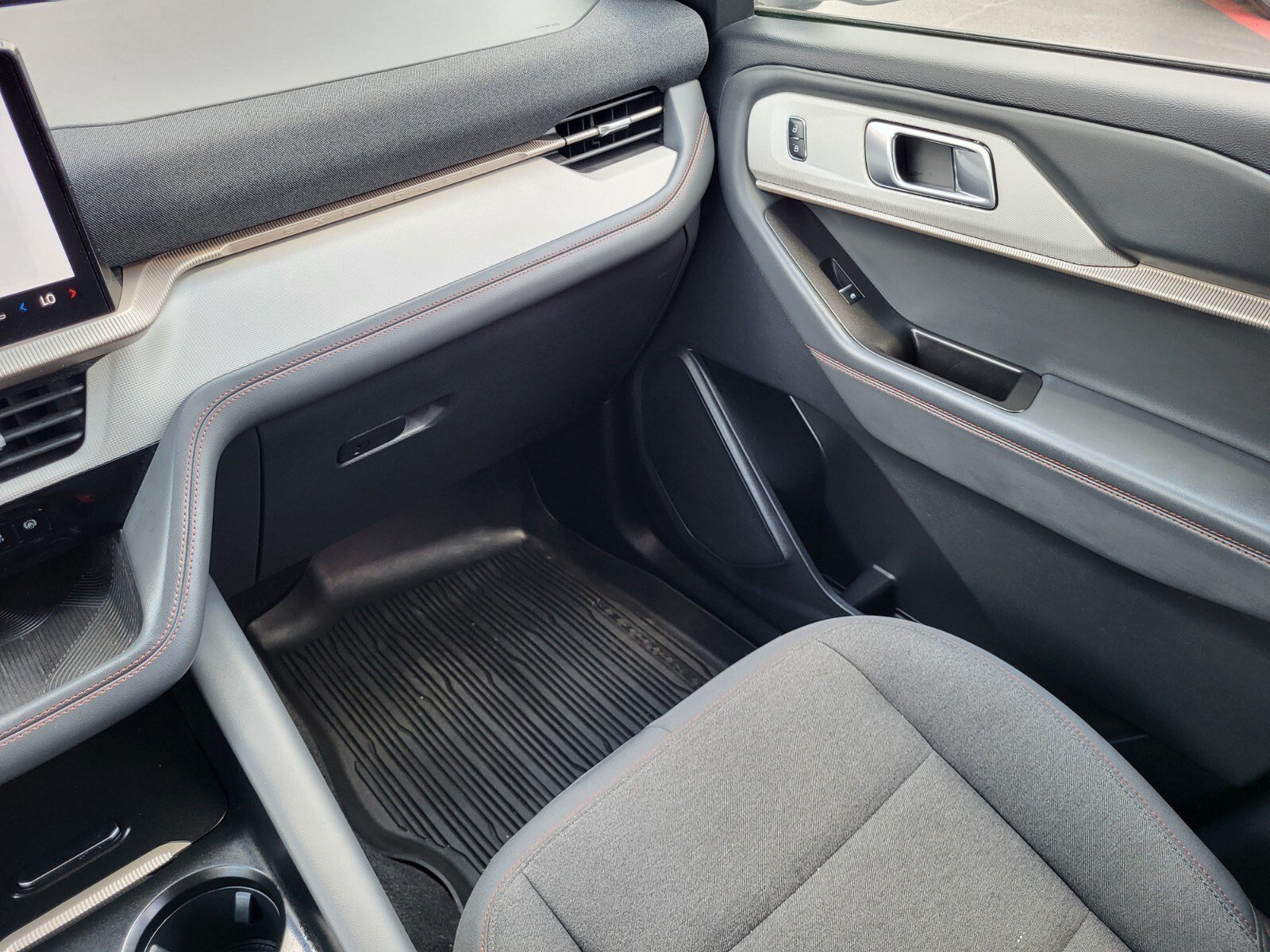 Certified 2025 Ford Explorer Active RWD image 16