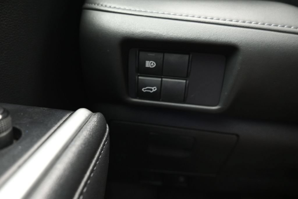 Used 2021 Toyota Highlander XLE FWD image 24