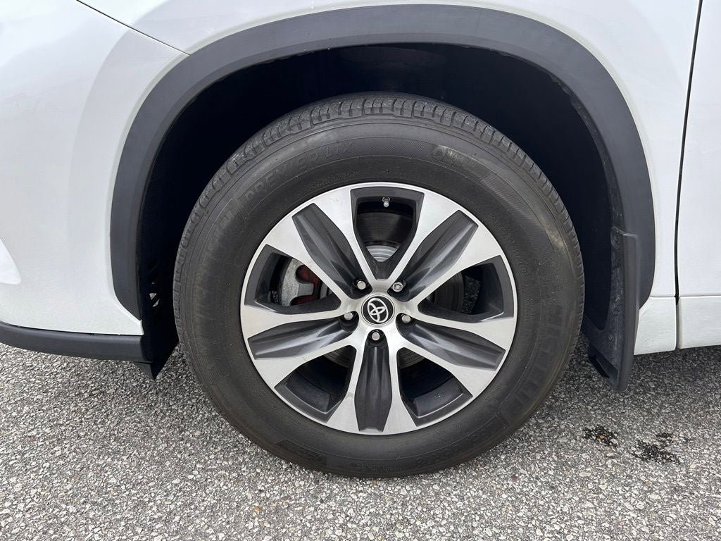 Used 2022 Toyota Highlander XLE AWD/4WD image 41