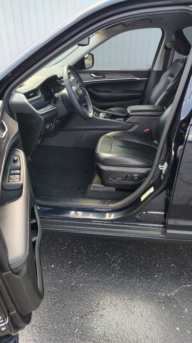 Used 2023 Jeep Grand Cherokee L Limited AWD/4WD image 18