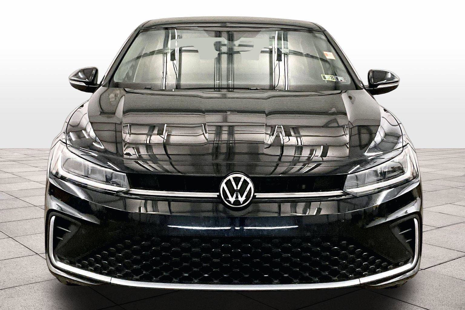 Used 2025 Volkswagen Jetta SEL image 3