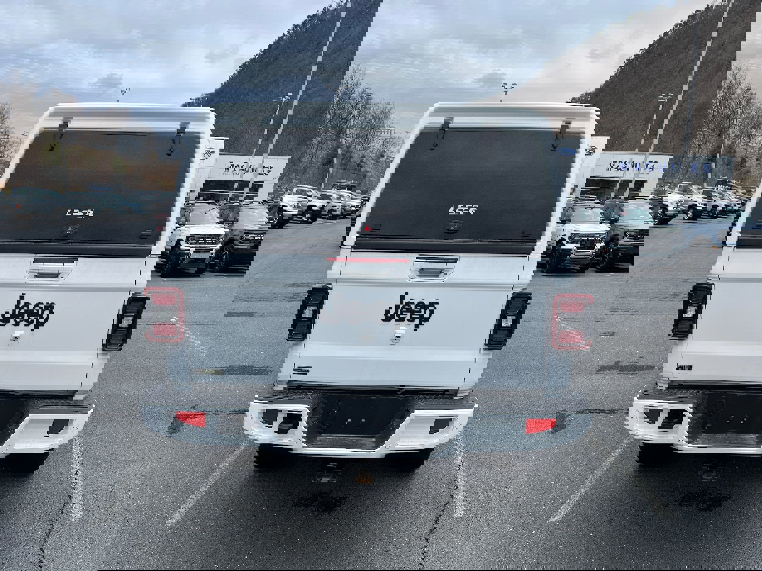 Used 2023 Jeep Gladiator Overland image 4