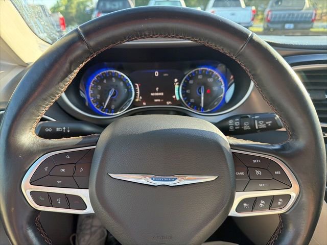 Used 2020 Chrysler Pacifica Touring-L w/ Advanced Safetytec Group FWD image 2