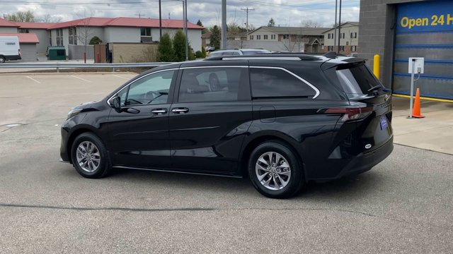 Used 2024 Toyota Sienna XLE w/ XLE Plus Package FWD image 7