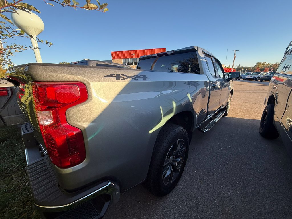 Used 2023 Chevrolet Silverado 1500 LT AWD/4WD image 6