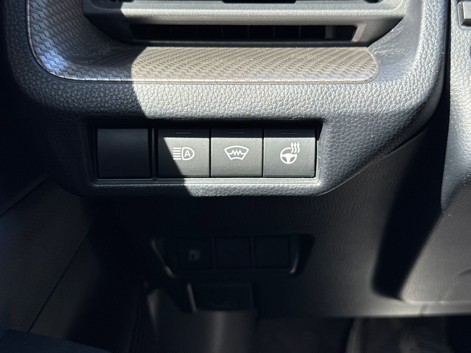 Used 2024 Toyota Prius XLE FWD image 31