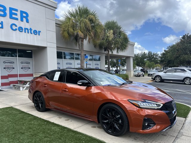 Used 2022 Nissan Maxima SR w/ Sport Mat Group FWD image 2