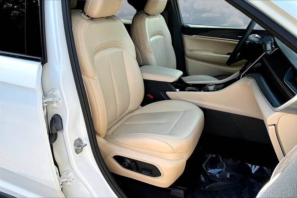 Used 2023 Jeep Grand Cherokee Limited RWD image 30