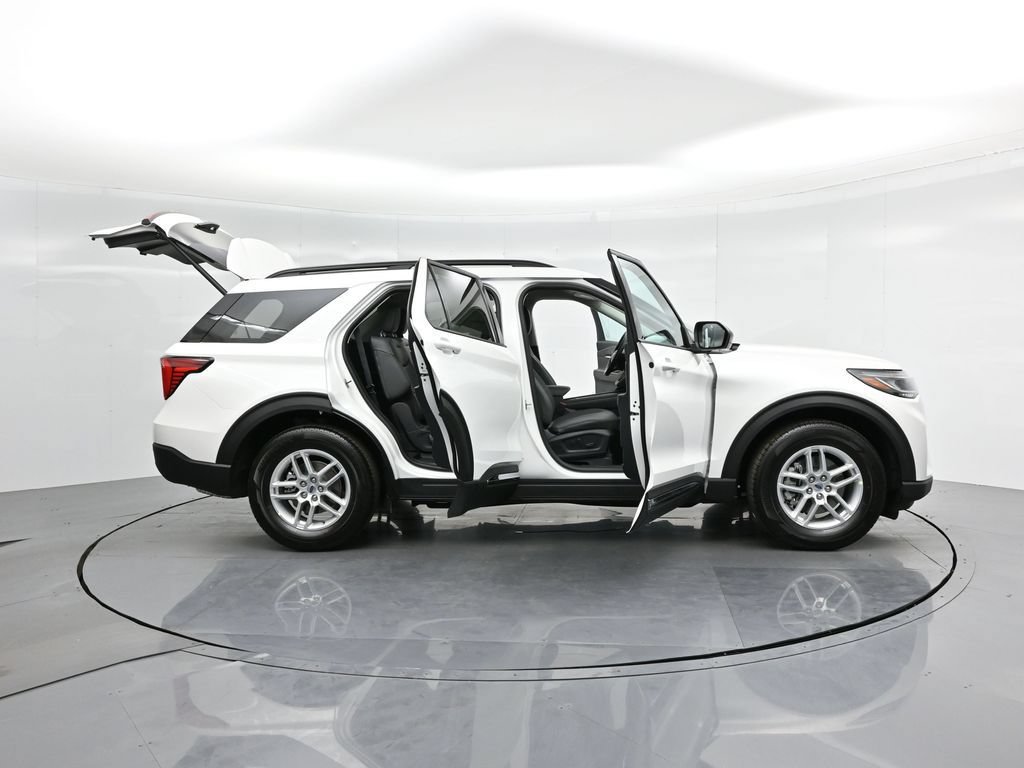 Certified 2025 Ford Explorer Active RWD image 3