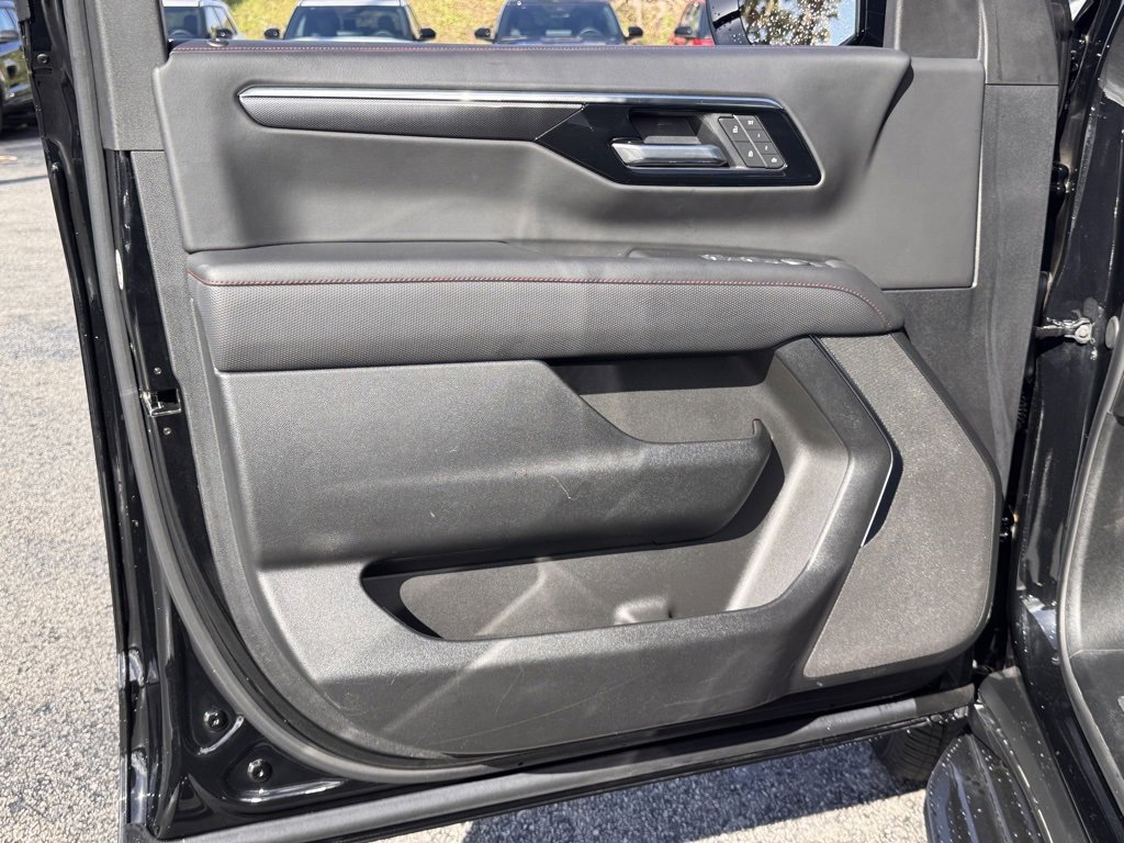 Used 2025 Chevrolet Suburban RST image 16