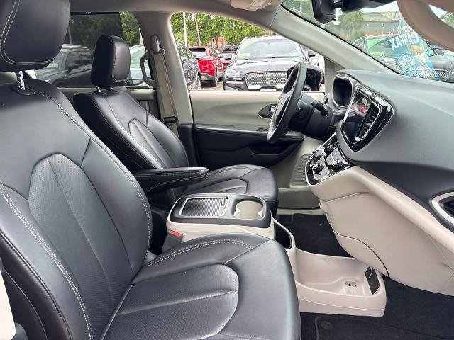 Used 2024 Chrysler Pacifica Touring-L FWD image 28