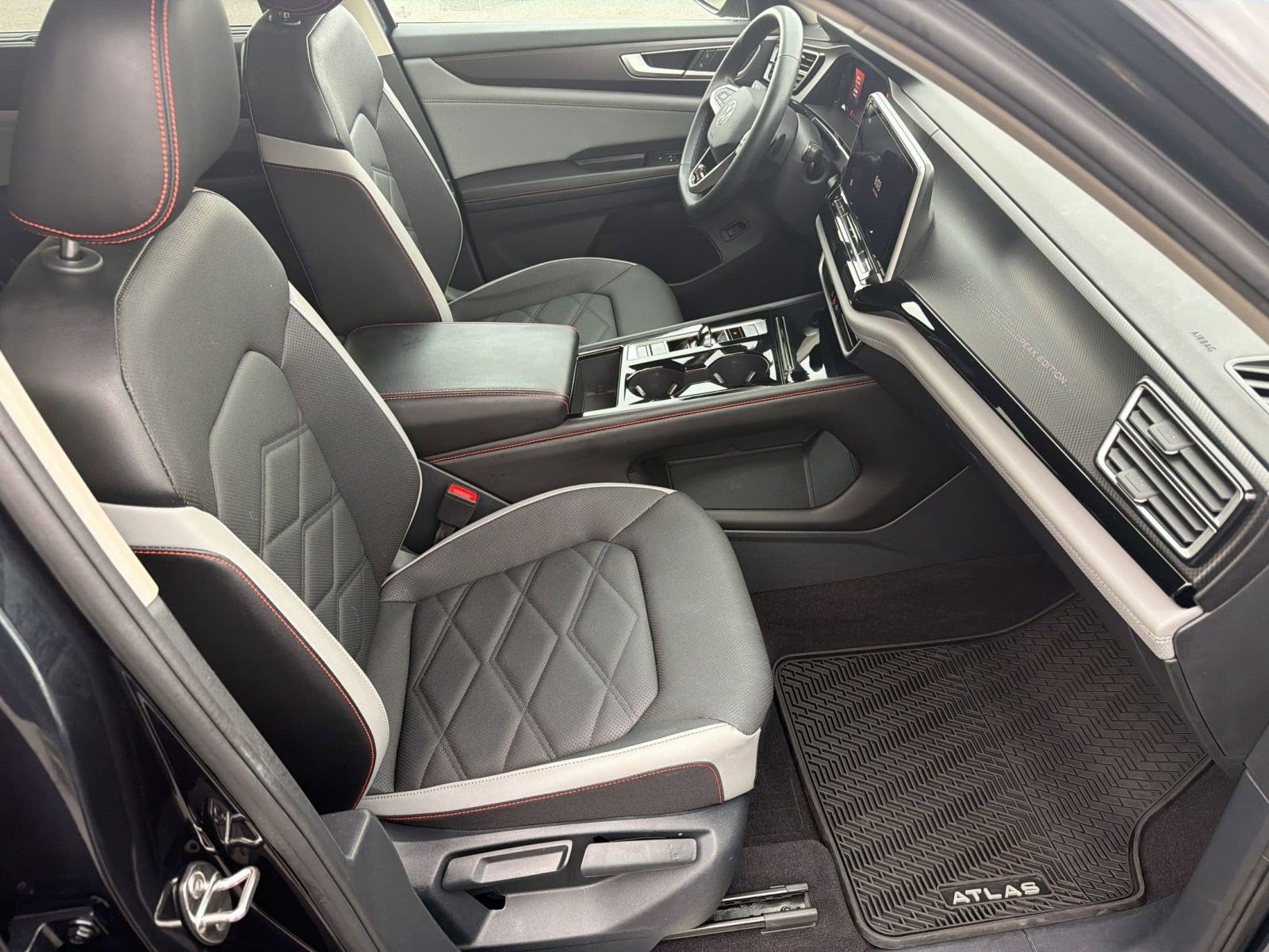 Used 2024 Volkswagen Atlas Peak Edition SE AWD/4WD image 29