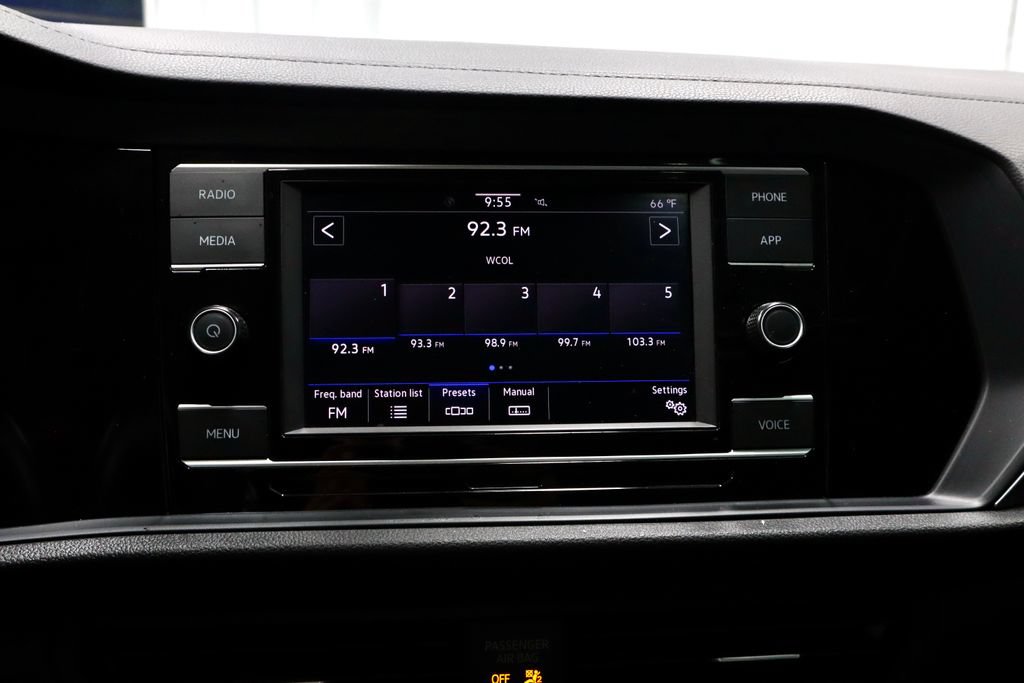 Used 2024 Volkswagen Jetta SE FWD image 3