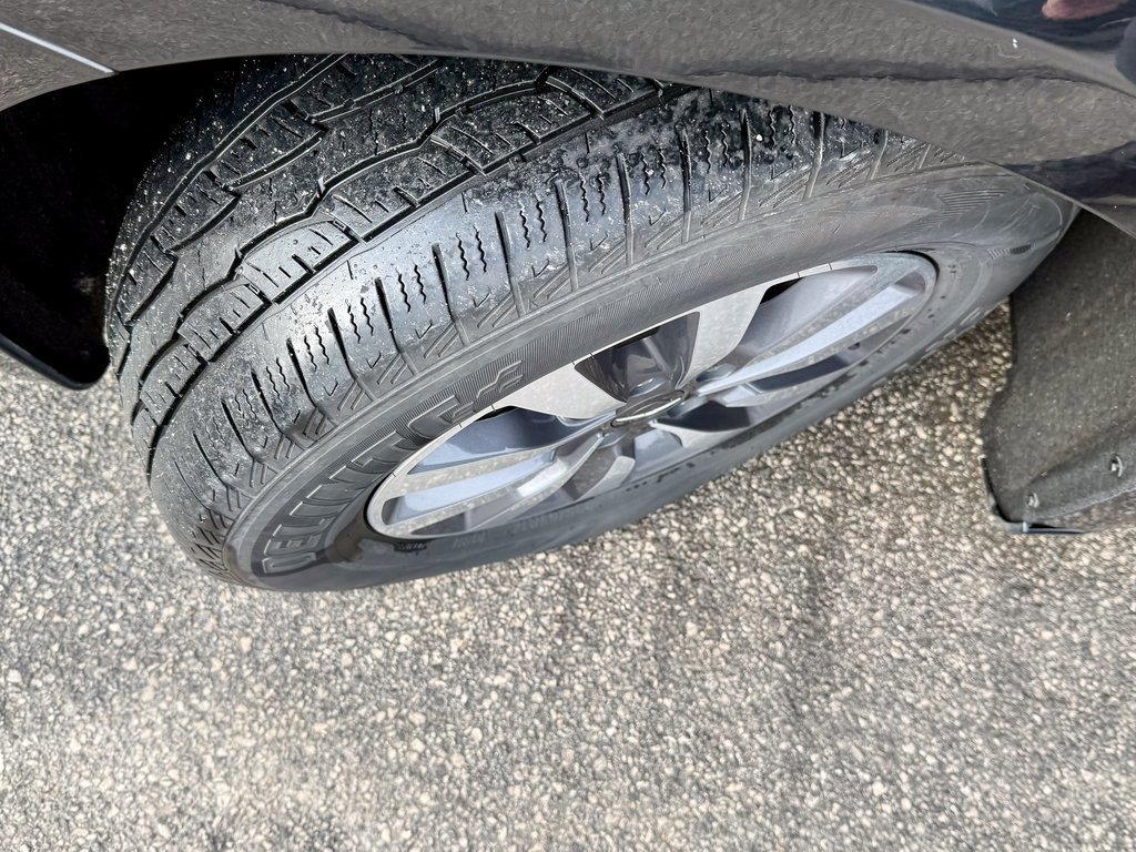 Used 2024 Chrysler Pacifica Select image 29