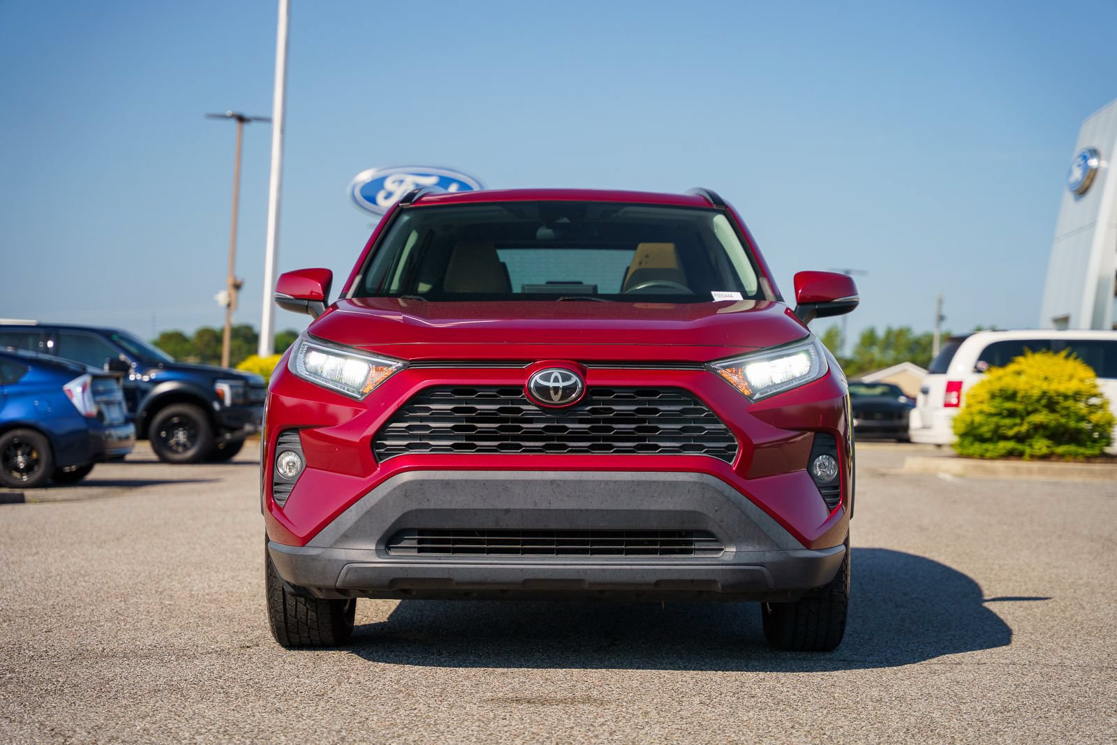 Used 2019 Toyota RAV4 XLE w/ Convenience Package FWD image 2