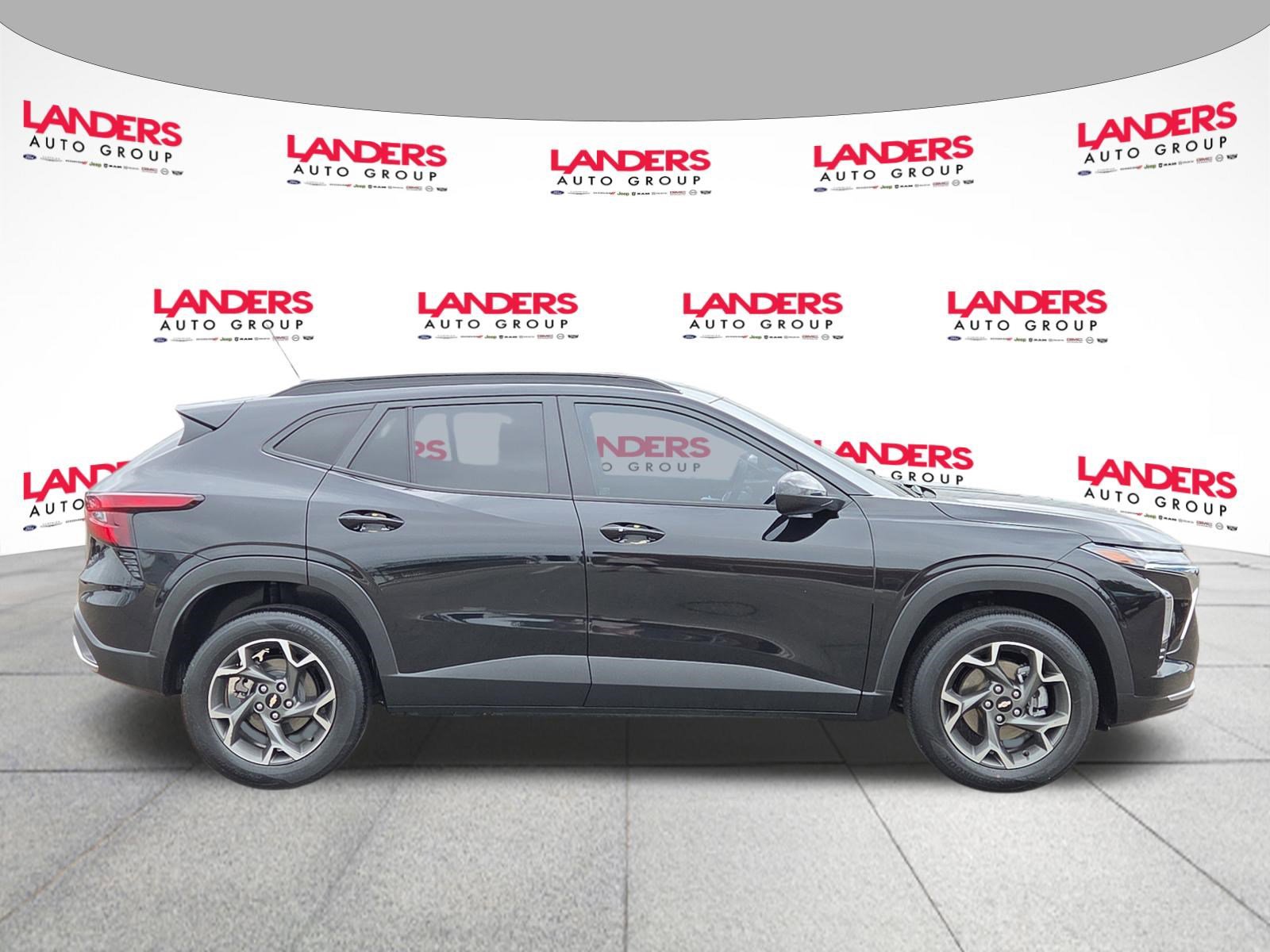 Used 2024 Chevrolet Trax LT w/ Driver Confidence Package FWD image 2