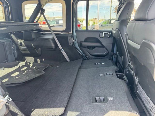 Used 2025 Jeep Wrangler Unlimited Rubicon AWD/4WD image 34