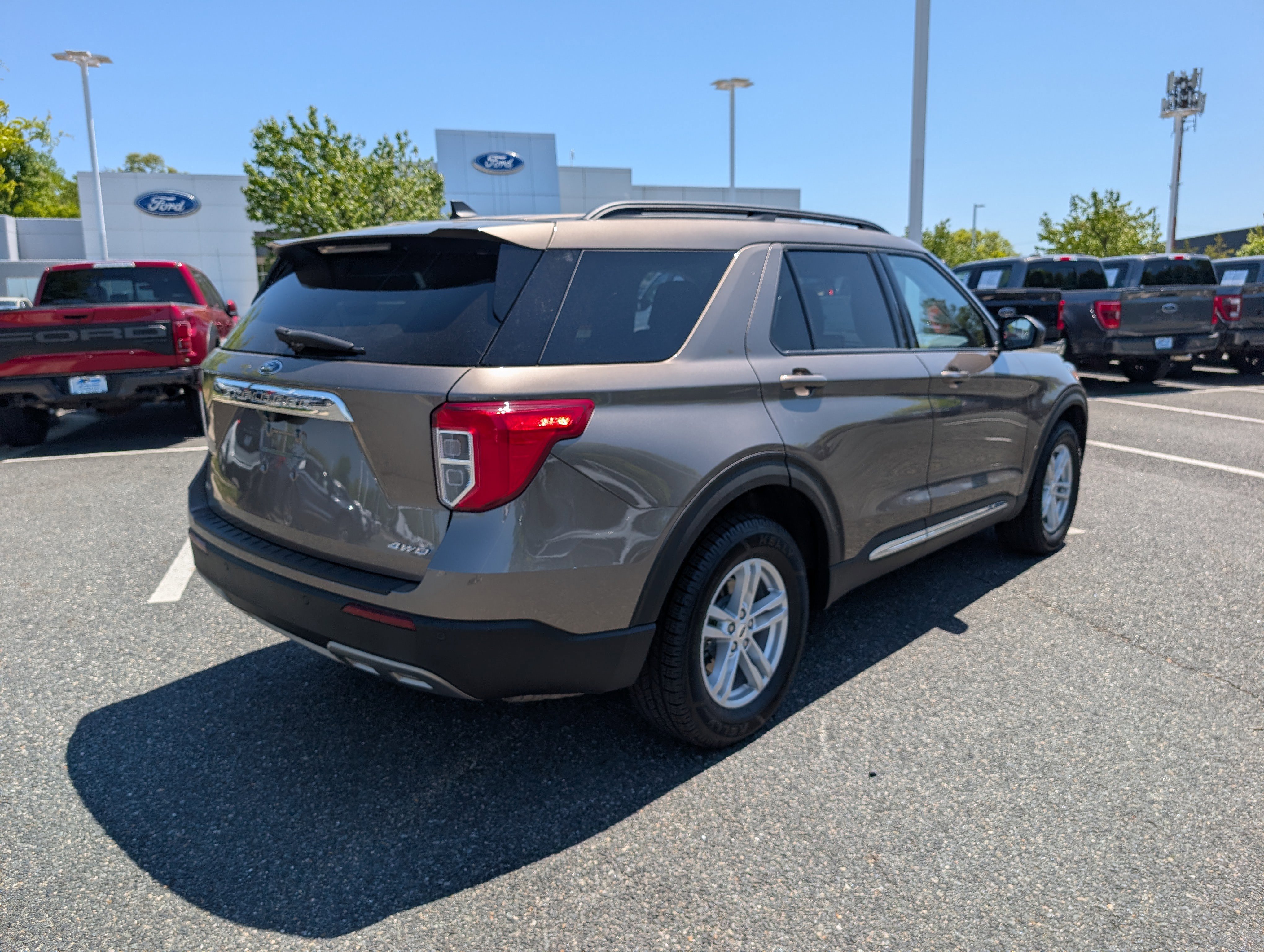 Certified 2021 Ford Explorer XLT w/ Equipment Group 202A AWD/4WD image 3