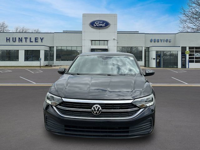 Used 2024 Volkswagen Jetta SE FWD image 2