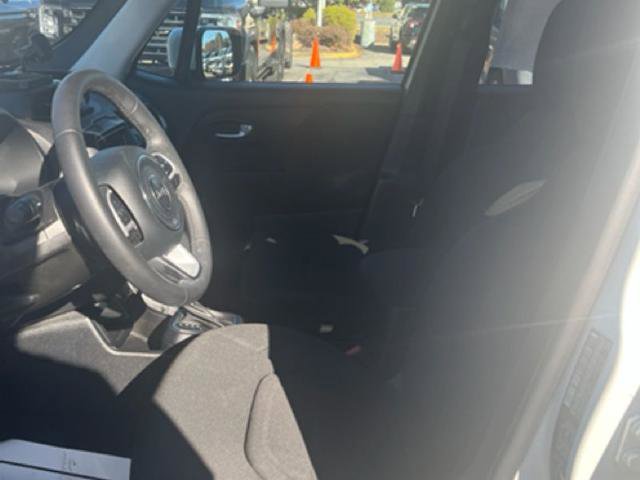 Used 2018 Jeep Renegade Latitude w/ Popular Equipment Group image 11