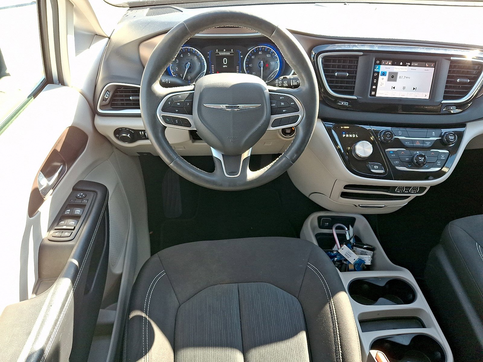 Used 2022 Chrysler Voyager LX image 10