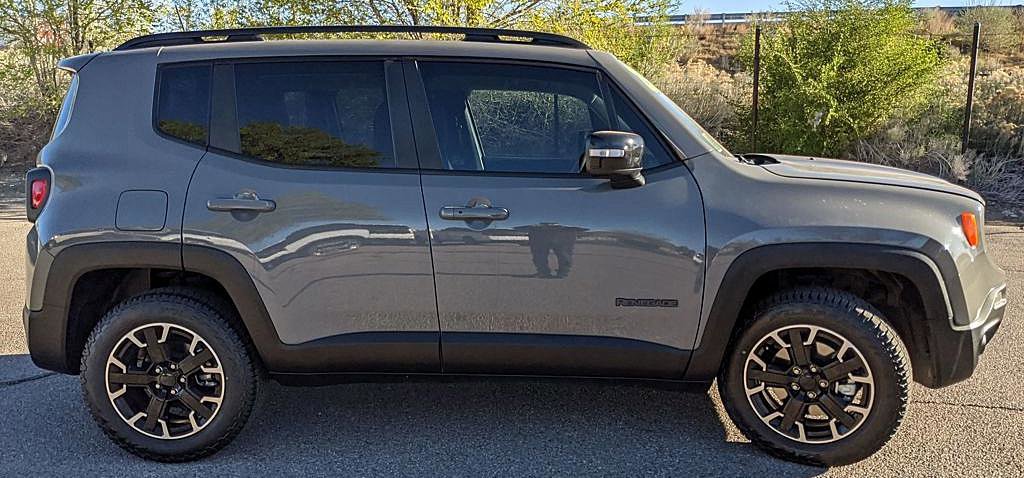 Used 2023 Jeep Renegade Latitude image 2