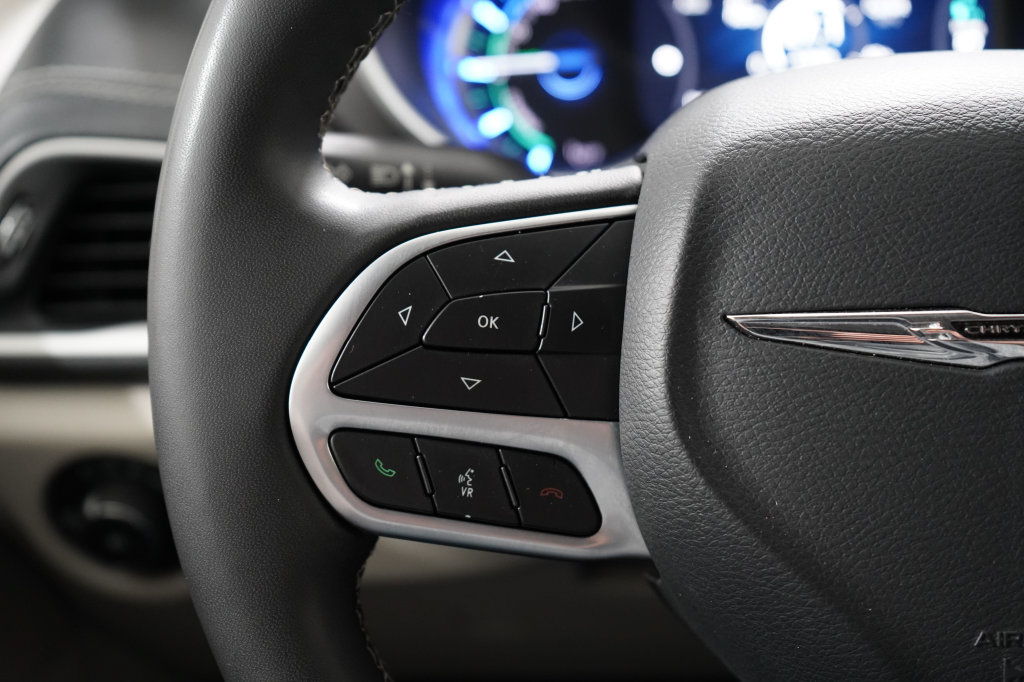 Used 2024 Chrysler Pacifica Limited FWD image 15