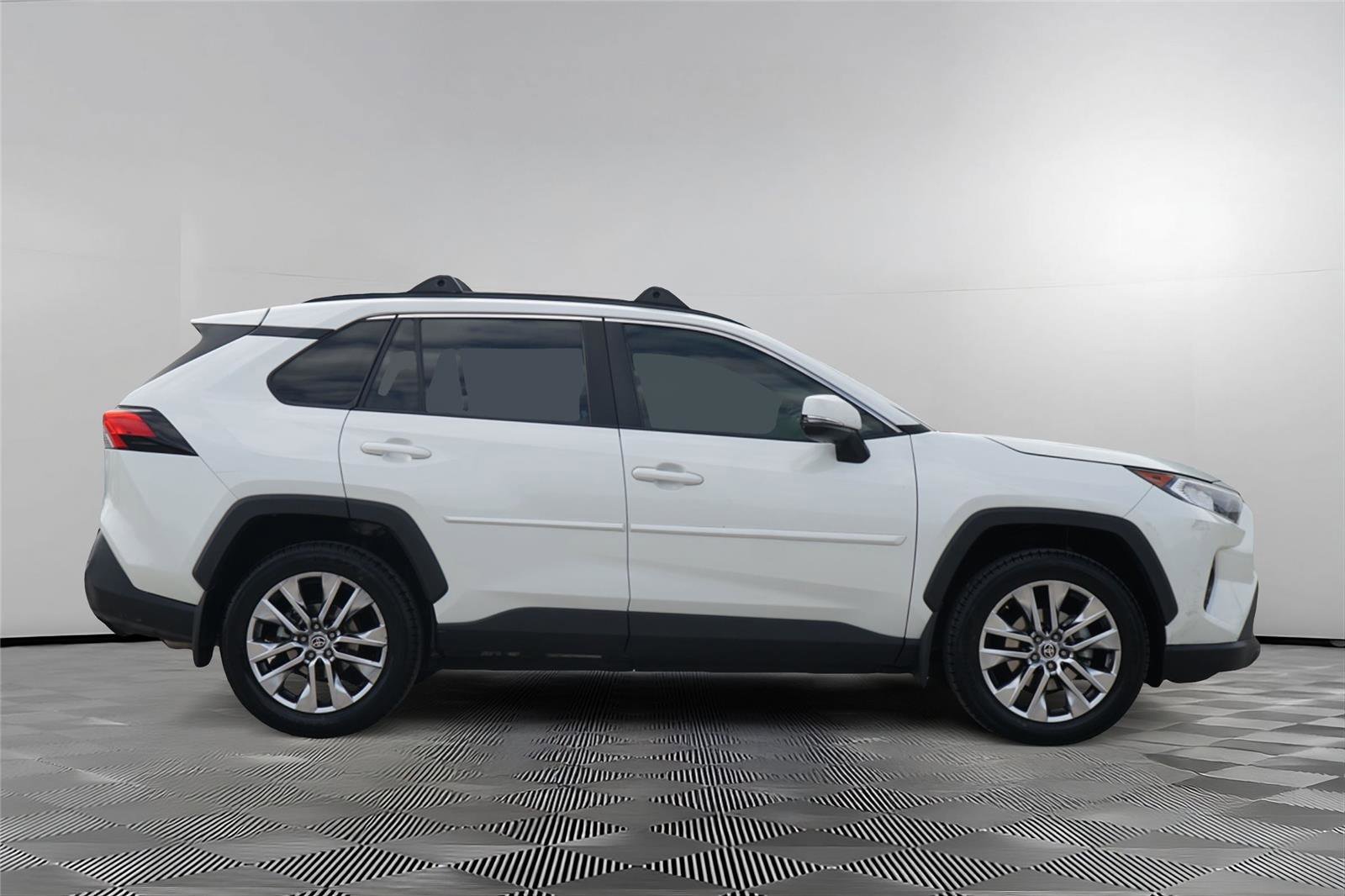 Used 2021 Toyota RAV4 XLE Premium FWD image 4